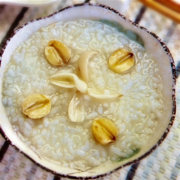 Delicious Chinese Lotus Seed Congee With Lily Bulb