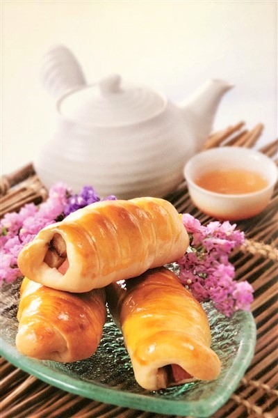 Chinese Dim Sum Baked Chicken Rolls Served With Chinese Tea 