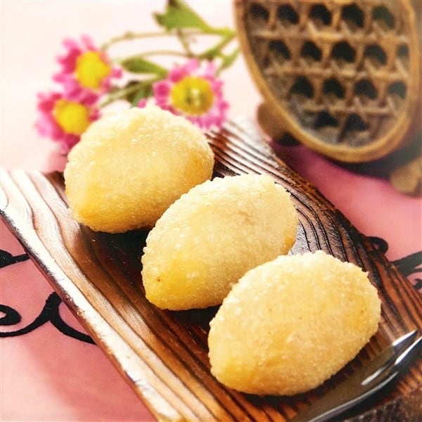 Cute And Crispy Deep-Fried Dumplings Served In A Cantonese Dim Sum House