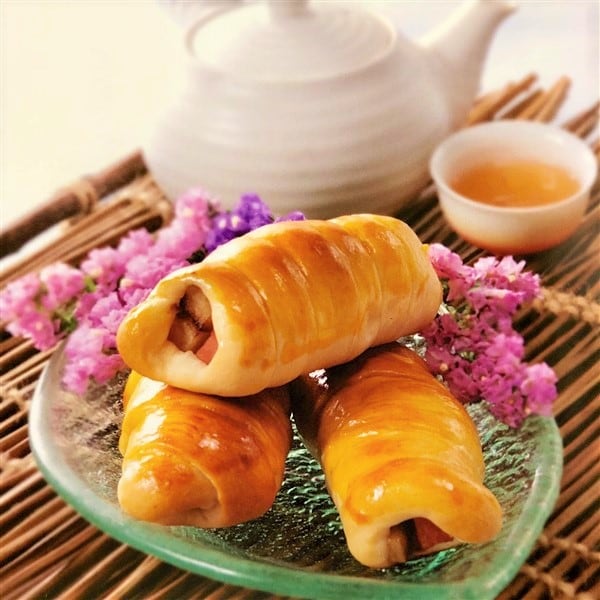 Chinese Dim Sum Baked Chicken Rolls Served With Chinese Tea