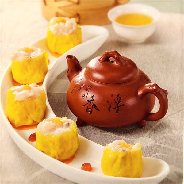 Delicious Chinese Shrimp Shumai Served In Bamboo Steamer