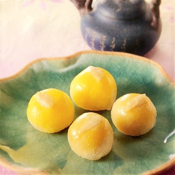 Gooey Chinese Teochew Crystal Custard Buns At Dim Sum