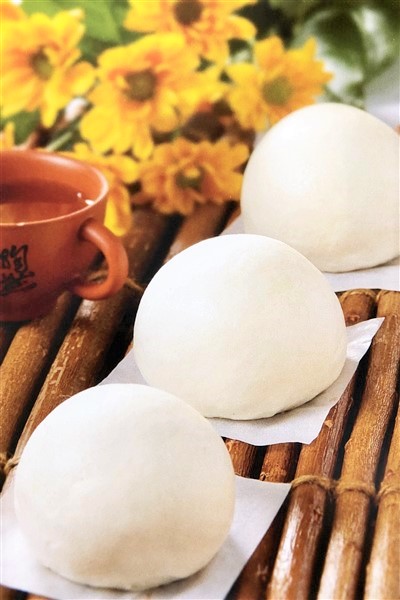 Chinese Lotus Buns Served with Chinese Tea