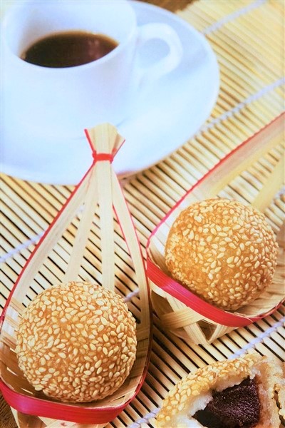 Chinese Sesame Balls With Sweet Dipping Sauce