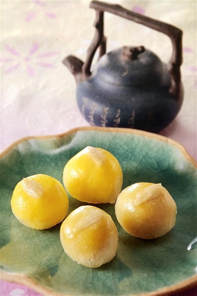 Gooey Chinese Teochew Crystal Custard Buns At Dim Sum